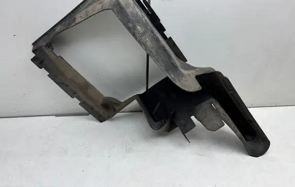 Audi Q7 4L Intercooler air channel guide 4L0117335
