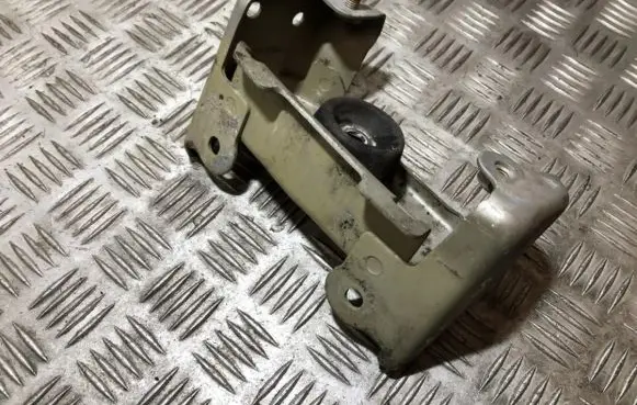 Peugeot 206 Engine mount bracket
