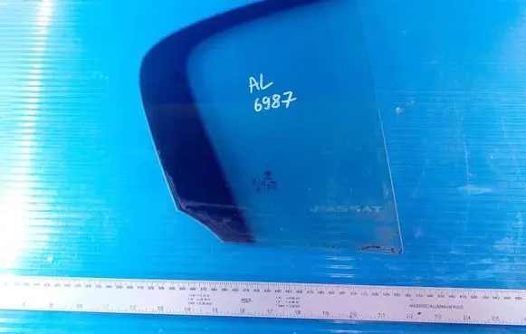Volkswagen PASSAT B6 Rear vent window glass 43R00081