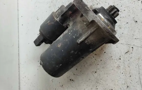Volkswagen Golf IV Starter motor 0001121006