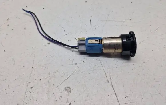 Chrysler Grand Voyager V 12 V Socket (rear) 0819MM R134