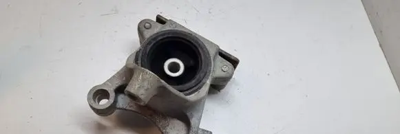 Honda CR-V Engine mount bracket