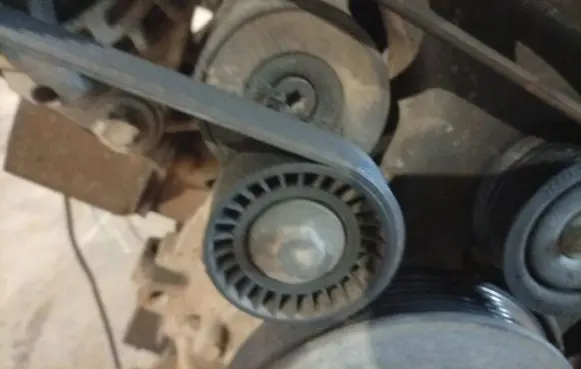 Opel Astra H Generator/alternator belt tensioner