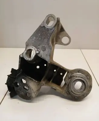 Volkswagen PASSAT B5.5 Engine mounting bracket 8E0199352F