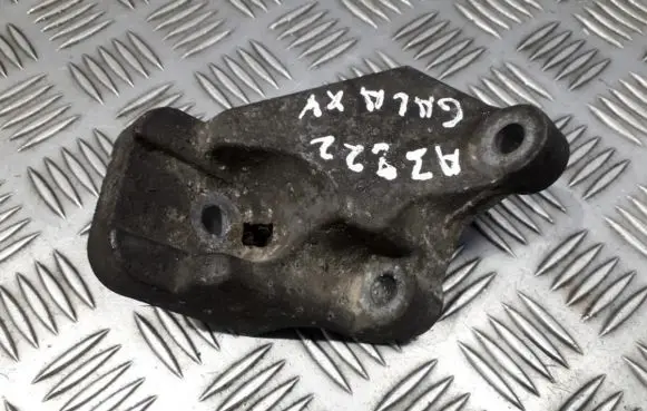 Volvo XC90 Engine mounting bracket 08649262