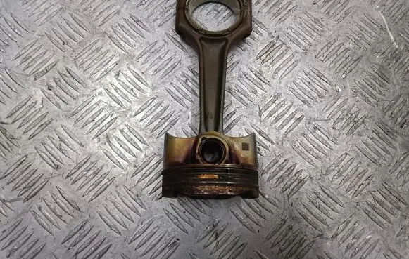 BMW 1 F40 Piston with connecting rod