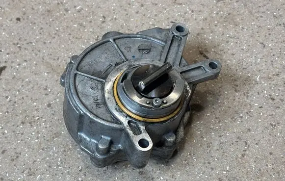 BMW M5 F90 Vacuum pump 8634120