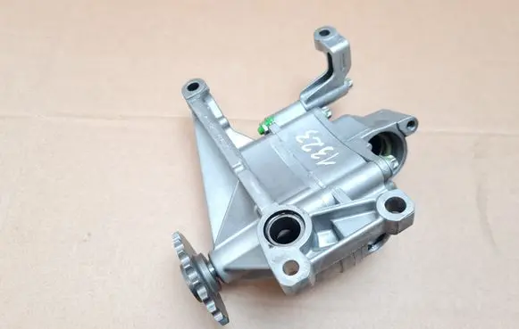 Mercedes-Benz C W204 Oil pump R6461810101