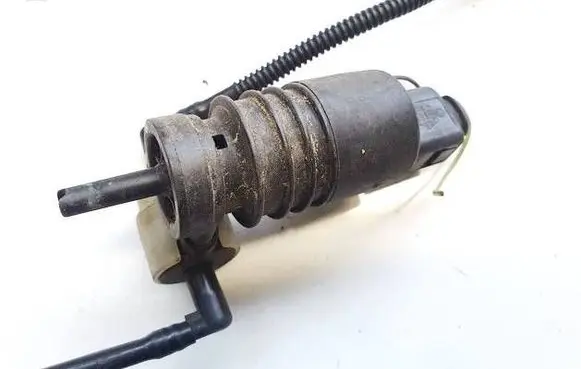 Volkswagen PASSAT B5 Windscreen/windshield washer pump 1j0973722