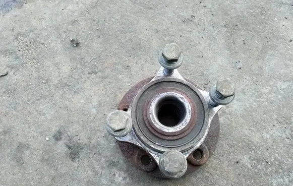 Volvo V70 Front wheel bearing hub 