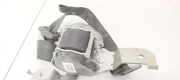 Middle seatbelt (rear)