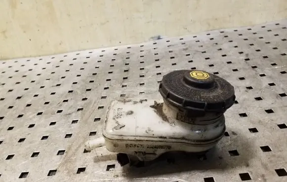Brake fluid reservoir
