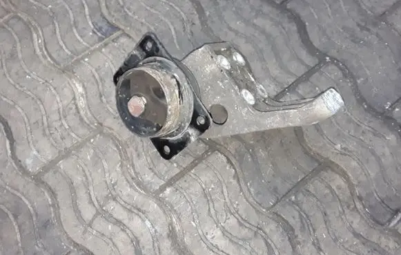 Fiat Sedici Engine mount bracket NOCODE
