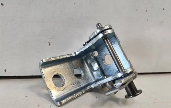 Opel Mokka B Front door upper hinge 9832991180