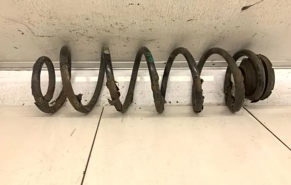 Volkswagen Golf IV Front coil spring