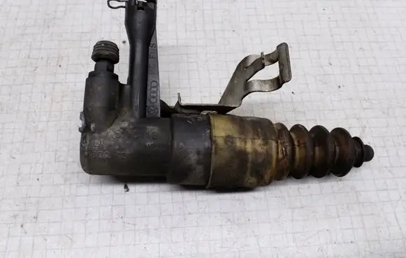Volkswagen PASSAT B5.5 Clutch slave cylinder 8E0721257E