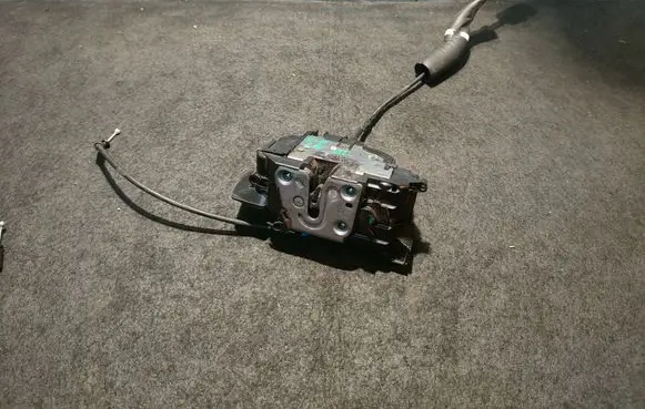 Renault Laguna III Front door lock 805000004R