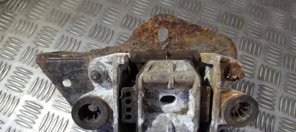 Ford Mondeo MK II Engine mount bracket 95BB9B929AA 95BB-9B929-AA
