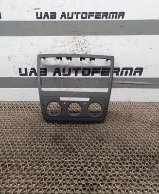 Skoda Yeti (5L) Radio/GPS head unit trim 5L0858069G 320010114092102