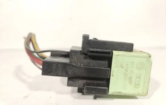 Volkswagen PASSAT B7 Other relay 4H0951253