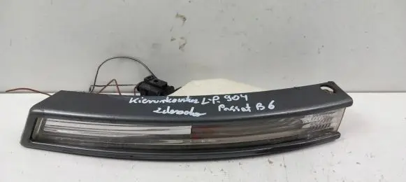 Volkswagen PASSAT B6 Front bumper turn signal 