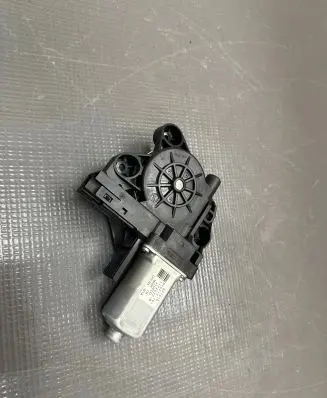 Volvo V70 Front door window regulator motor 1174077B 071019 970713101