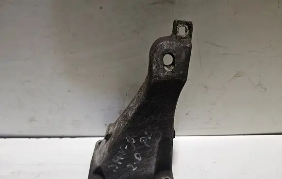 Engine mounting bracket
