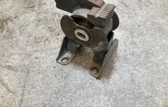 Engine mount bracket