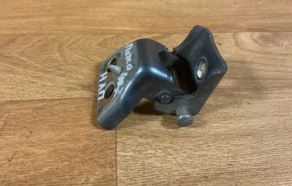 Peugeot 407 Front door lower hinge 