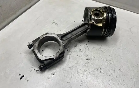 Hyundai Santa Fe Piston with connecting rod