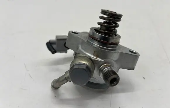 Mazda CX-30 Fuel injection high pressure pump SM296100