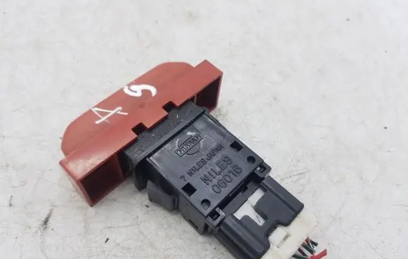 Nissan X-Trail T30 Hazard light switch 06016