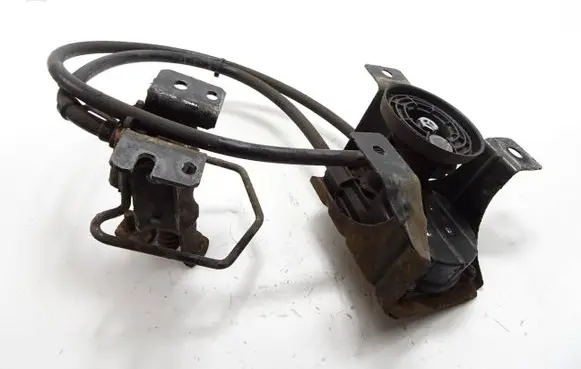 Rear bumper mounting bracket