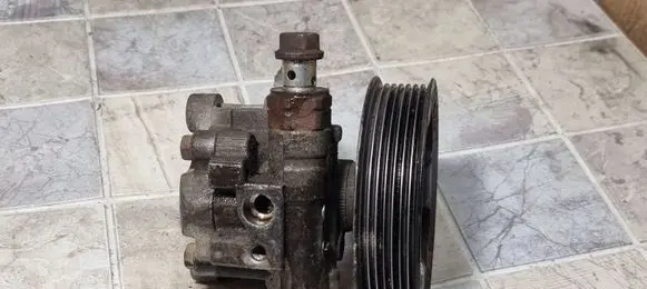 Toyota Avensis T250 Power steering pump 32100