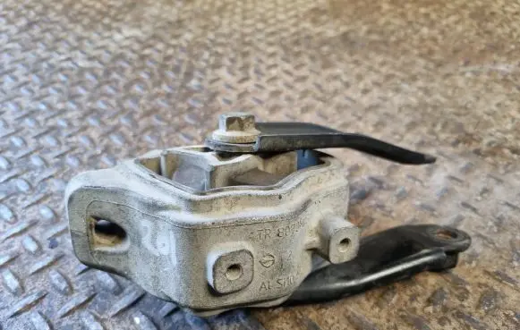 Ford Mondeo MK IV Engine mount bracket 8G9N6L063 6C926P082AB 6C926P082LB
