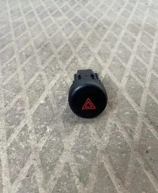 Nissan Juke I F15 Hazard light switch S31471