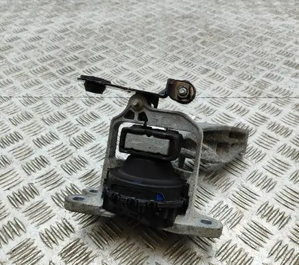 Opel Vivaro Engine mount bracket 112101360R 93868345