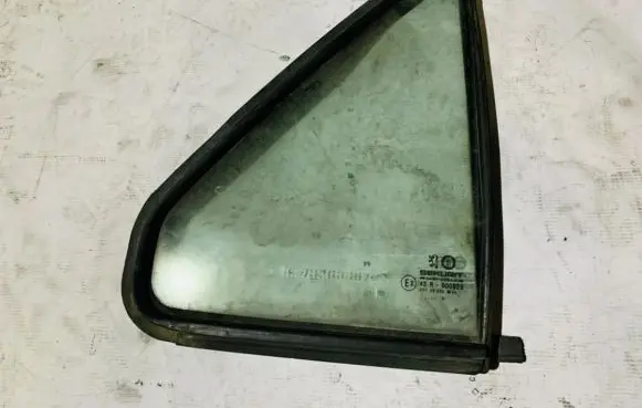 Peugeot 605 Rear vent window glass 