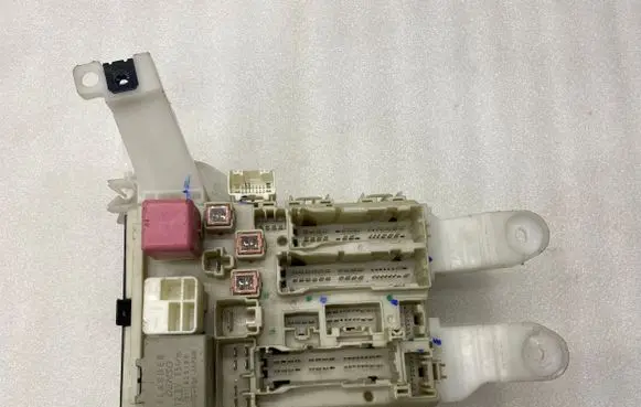 Toyota Auris 150 Fuse module 8273002130A