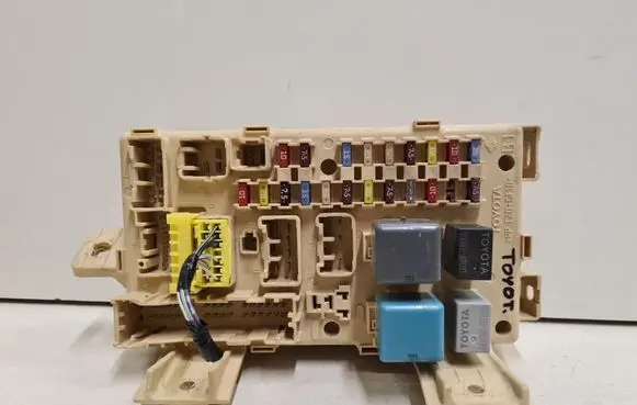 Toyota Avensis T250 Fuse module 82641CA030F 2110545506