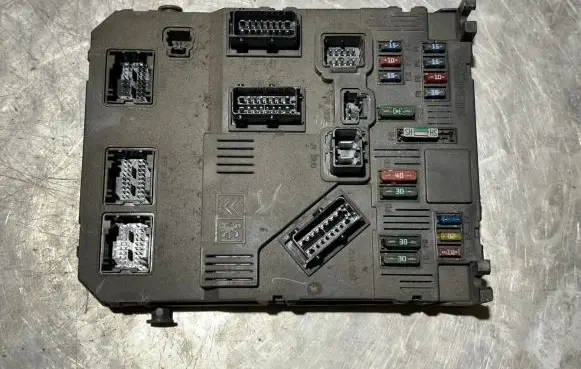 Citroen C3 Fuse module 9646775180