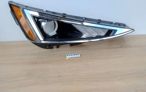 Hyundai Elantra VI Headlight/headlamp 92102