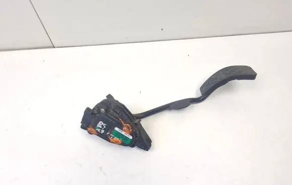 Volkswagen PASSAT B5.5 Accelerator throttle pedal 8D2721523B