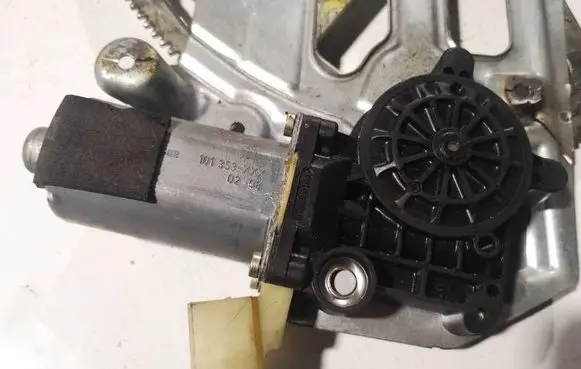 Volvo S60 Front door window regulator motor 101353xxx 101353-xxx