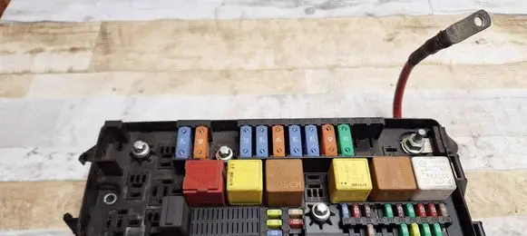 Opel Vectra C Fuse module 24438039
