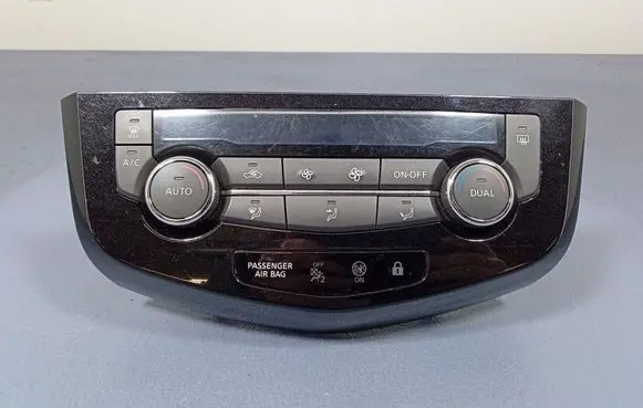 Nissan Qashqai Climate control unit 275004EA0A