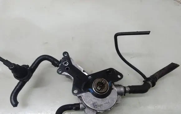 Volkswagen Golf IV Vacuum pump 038145209A