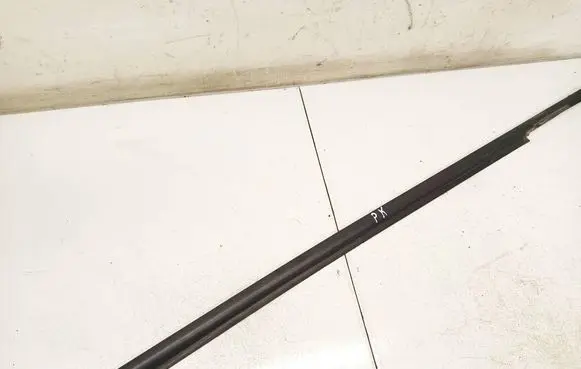 Opel Meriva A Front door glass trim molding E093392729