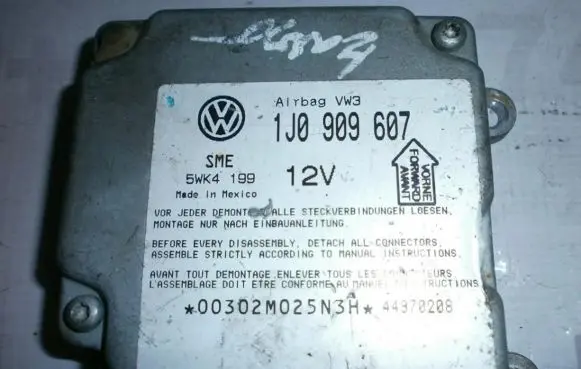 Volkswagen PASSAT B5 Airbag control unit/module 1J0909607 5WK4199VW3