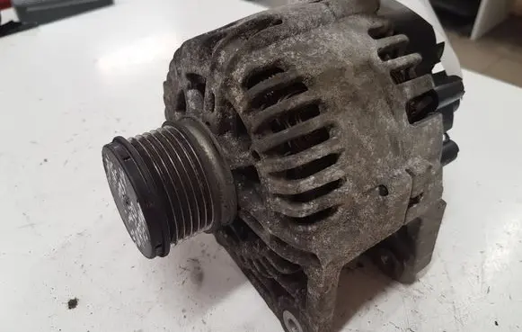 Renault Megane II Generator/alternator TG11C069 8200772726A